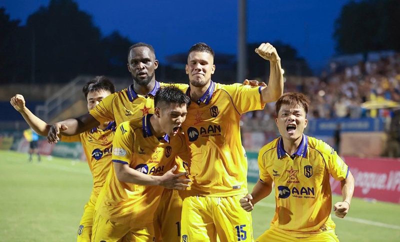 Văn Quyến và biển cảm xúc người hâm mộ: Vỡ òa cùng SLNA trụ hạng!