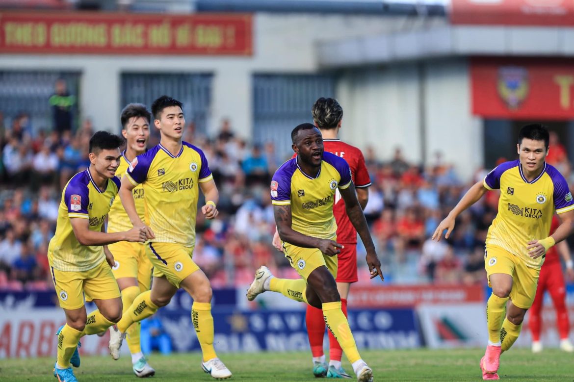 Văn Quyết lập cú đúp kiến tạo, Hà Nội vẫn suýt thua dù dẫn trước 2 bàn