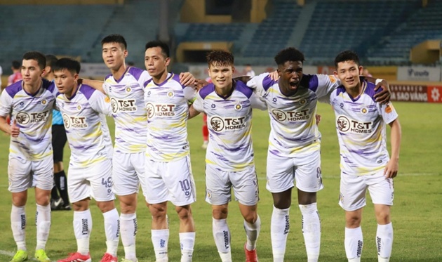 Văn Quyết tỏa sáng giúp Hà Nội thắng đậm, tiếp tục bám đuổi Nam Định