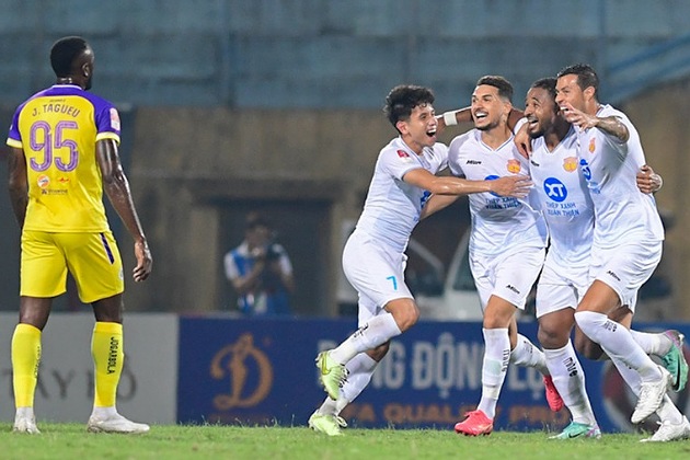 Vòng 14 V-League: Phút bù giờ cảm xúc; CAHN thăng hoa