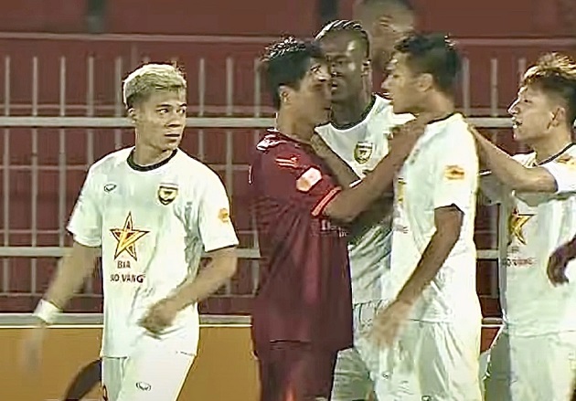 Vụ bóp cổ ở V-League: Hai thẻ đỏ sau màn xô xát giữa cầu thủ Bình Định và Hà Tĩnh