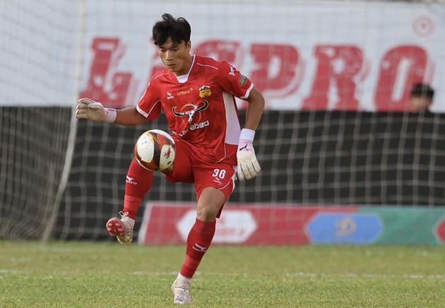 Vụ Bùi Tiến Dũng về HAGL có biến; Hoàng Đức rời Thể Công Viettel, chốt hợp đồng khủng