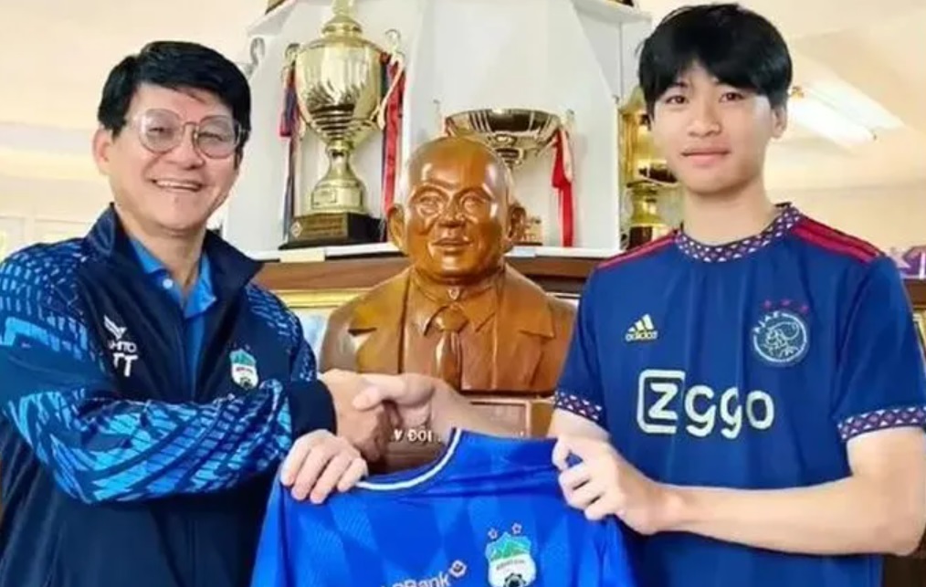 Vừa chiêu mộ cựu sao AS Roma, HAGL lại đón thêm tân binh