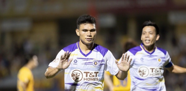 Xuân Mạnh bị chỉ trích khi ghi bàn vào lưới SLNA
