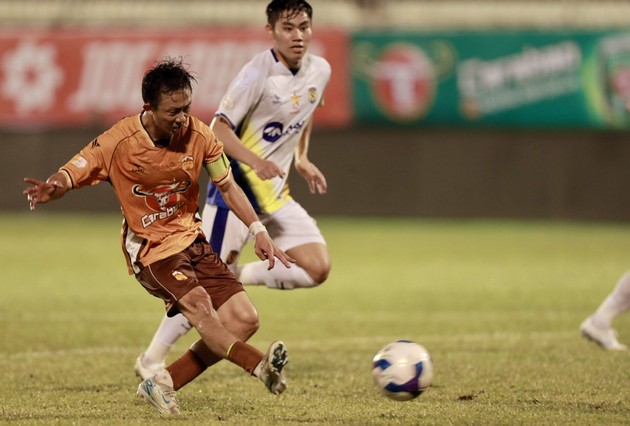 2 gà son của HAGL