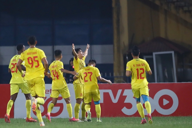 2 trận ghi 2 bàn quyết định, tiền đạo 20 tuổi của Thanh Hóa khiến V.League ngước nhìn