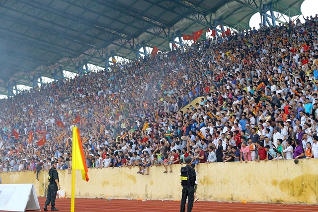 5 điểm nhấn vòng 1 V-League 2018: Khán giả và pháo sáng