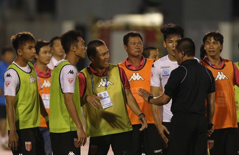 5 điểm nhấn vòng 6 V-League 2017: Bi hài trên sân Thống Nhất