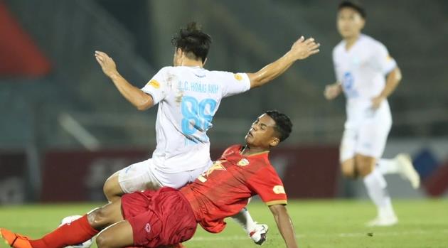 Adou Minh ưu tiên ở lại Hà Tĩnh dù được CAHN quan tâm