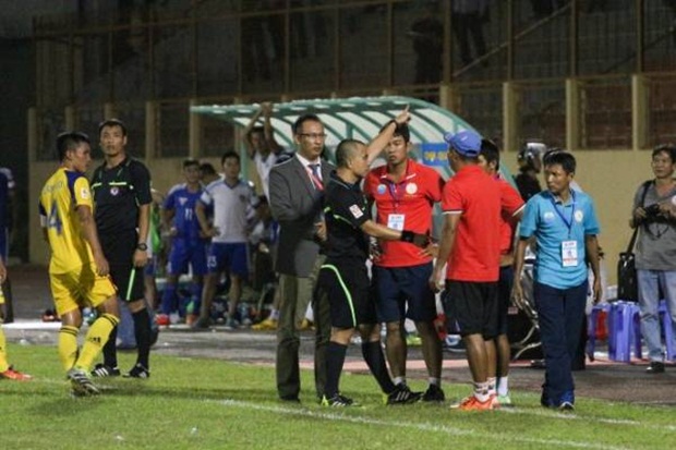An ninh hộ tống tổ trọng tài rời khỏi sân Nha Trang