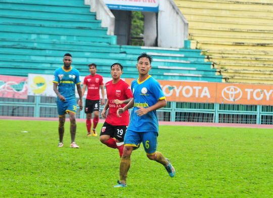 Anh em song sinh đấu nhau ở V-League