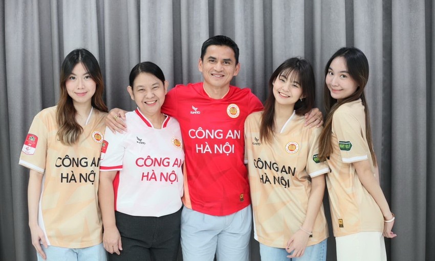 Bà xã nói thẳng lý do HLV Kiatisak chia tay CLB CAHN