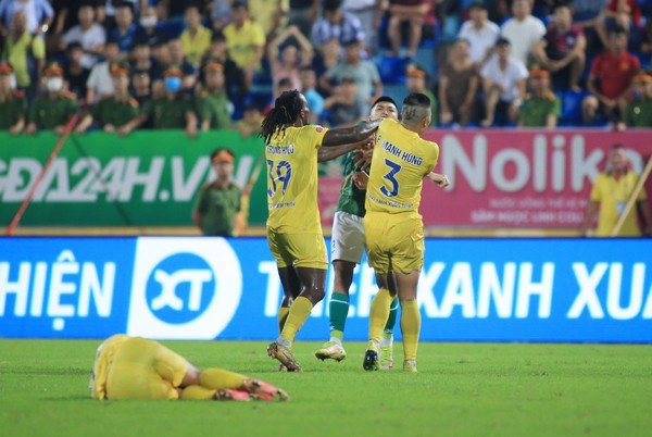 Bạo lực leo thang, vấn nạn nhức nhối của V-League