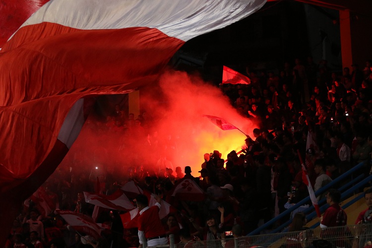 Bất chấp hàng rào an ninh, CĐV Hải Phòng vẫn đốt cả chục quả pháo sáng