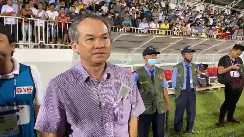 Bầu Đức có lý về câu chuyện “5 thằng gầy đánh 1 thằng béo”?