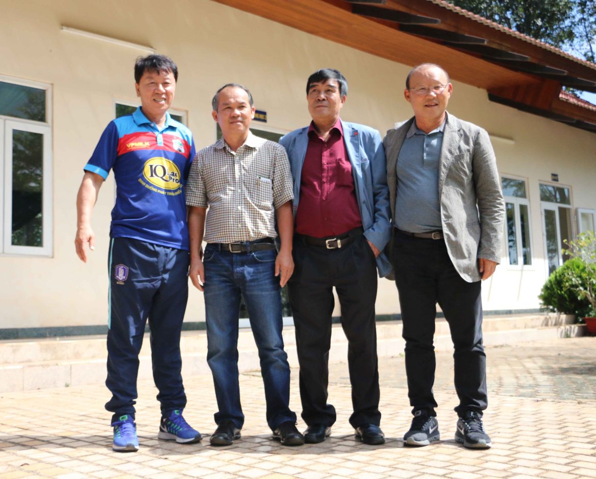 Bầu Đức “khoe” cơ ngơi Học viện HAGL với HLV Park Hang-seo