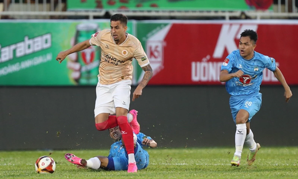 Bầu Đức nói thẳng với Kiatisuk: “Mùa giải này coi như bỏ”