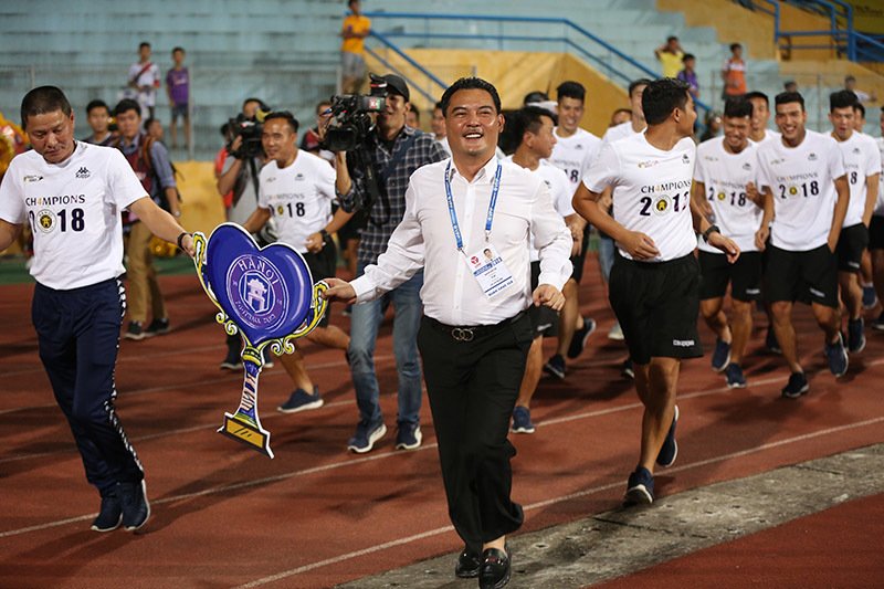 Bầu Hiển cùng cầu thủ Hà Nội tưng bừng nâng cúp vô địch V-League