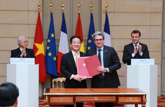 Bầu Hiển kí hợp đồng khủng cải tạo sân Hàng Đẫy