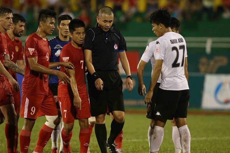 Bầu Thắng tái mặt khi em trai và đội bóng cũ diễn hài