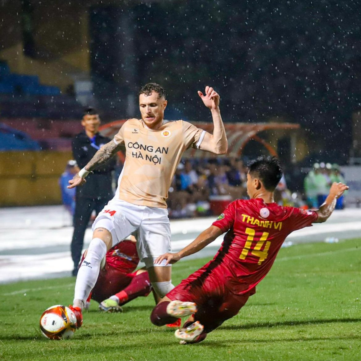 Bị CAHN đè bẹp, HLV nêu lý do vì… trời mưa