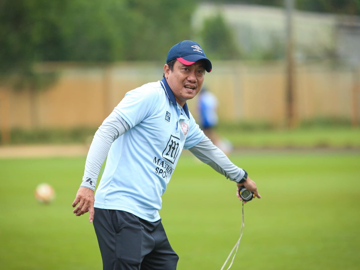 Bị HAGL lấy cầu thủ, HLV TP.HCM nói thẳng: “Còn quân đâu mà đá”