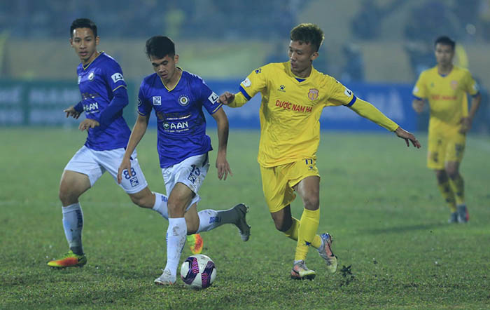 Bị tố tự làm sân xấu trận tiếp Hà Nội, HLV Nam Định phản pháo đanh thép