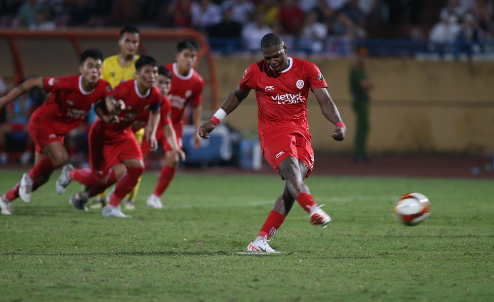 Bị Viettel cầm hòa, trợ lý Thanh Hóa bức xúc vì VAR