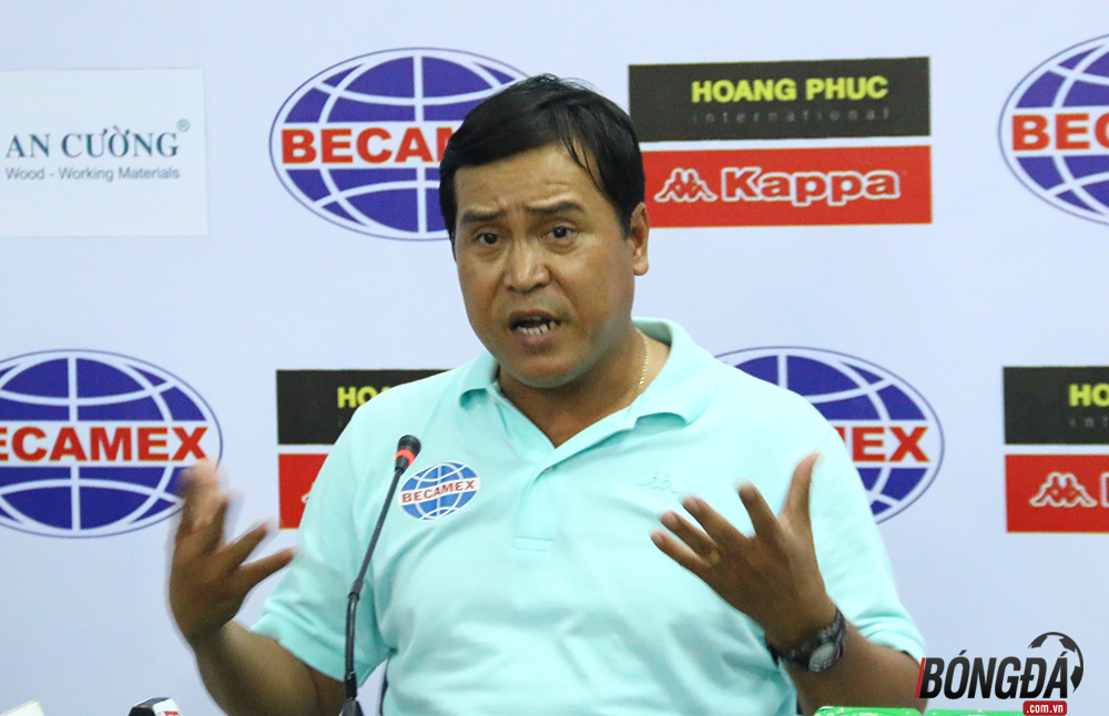 Bình Dương bị đuổi cả HLV lẫn cầu thủ, trợ lý tố trọng tài thiếu chính xác