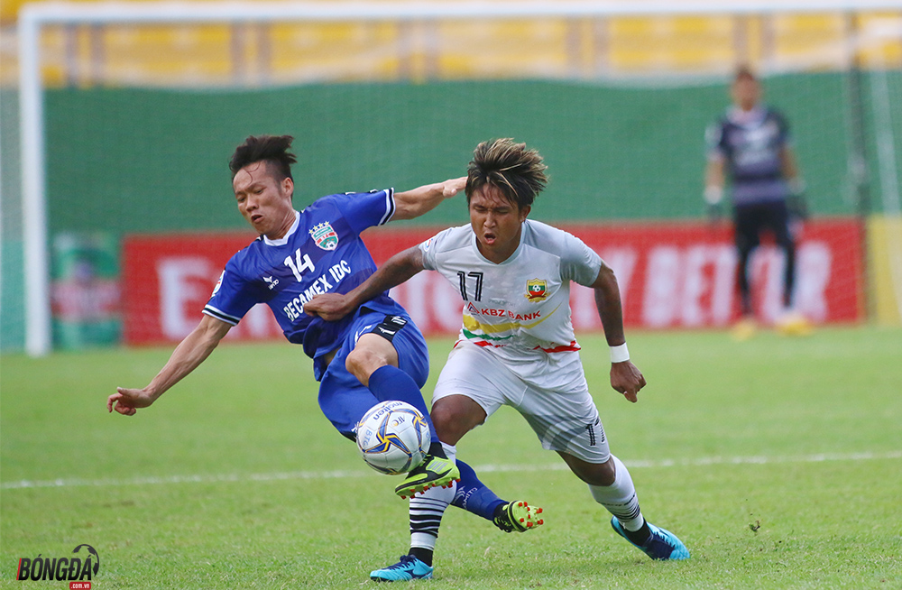 Bình Dương mất “nhạc trưởng” Tấn Tài 2 tháng vì rạn xương sườn