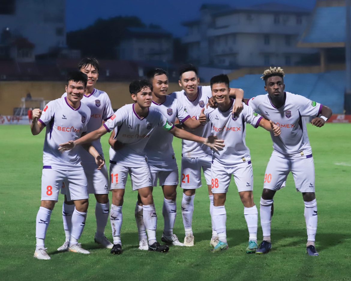 Bình Dương vung tiền rầm rộ, tuyển mộ thêm 2 chuyên gia châu Âu