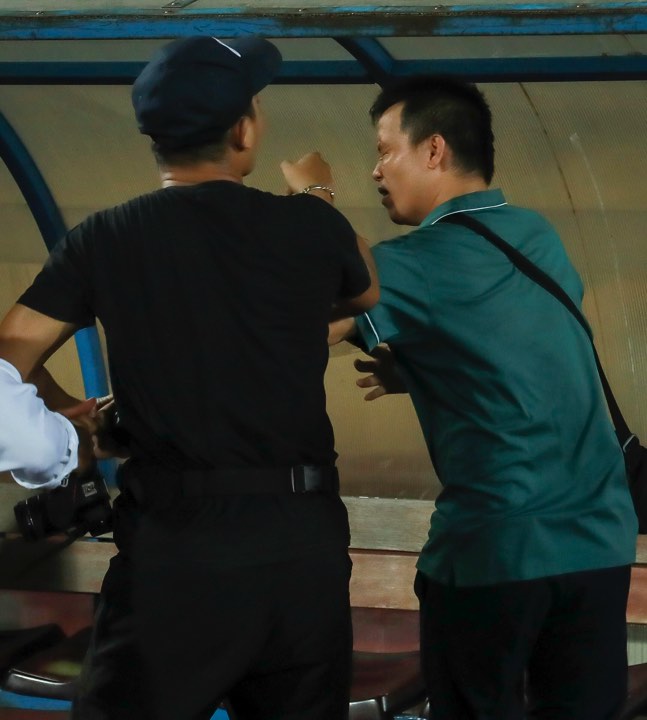 BTC sân Thiên Trường có đồng lõa trong vụ hành hung phóng viên?