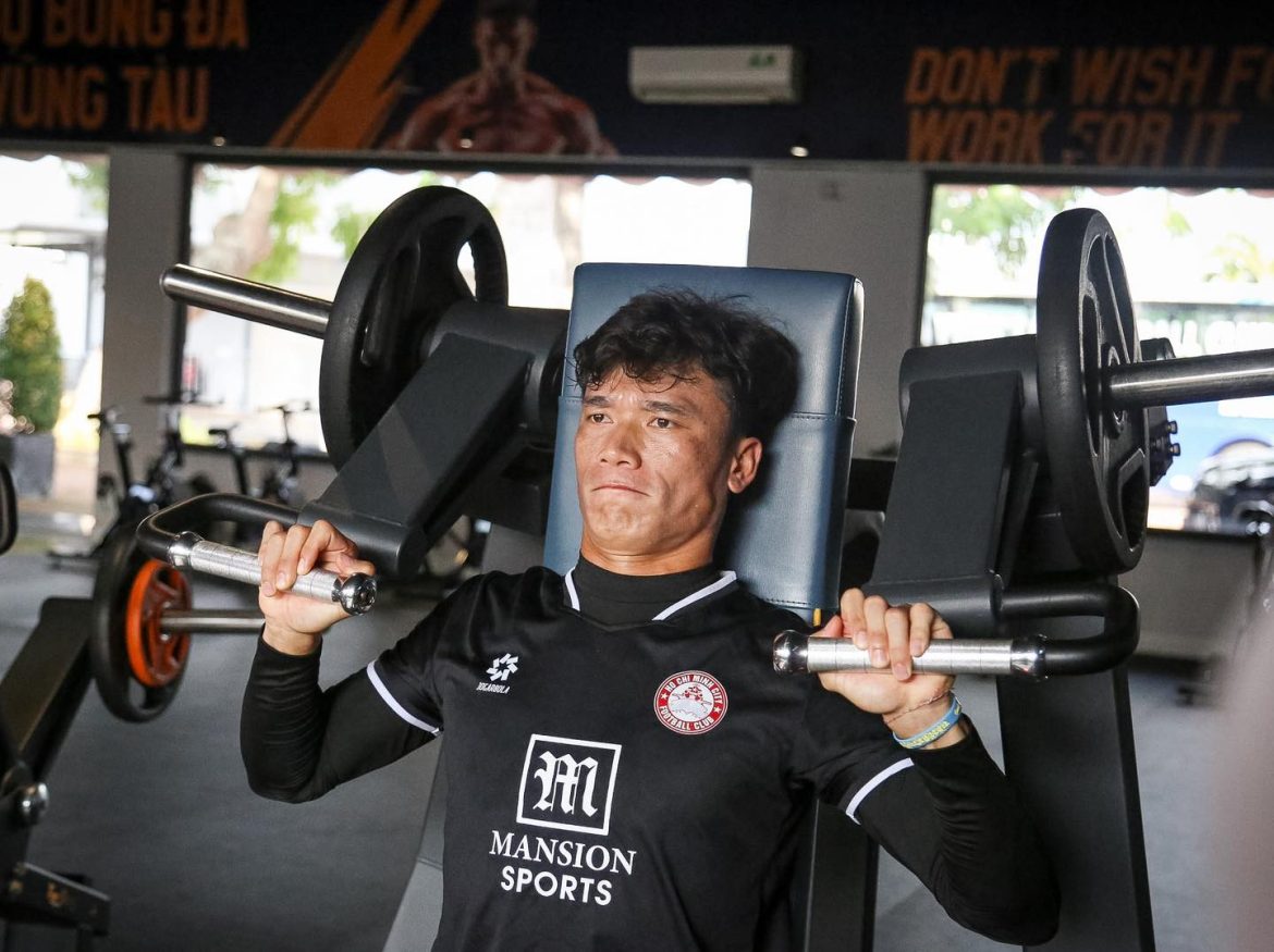 Bùi Tiến Dũng căng mình trong phòng tập, HLV CLB TP.HCM cười tươi bên bờ biển