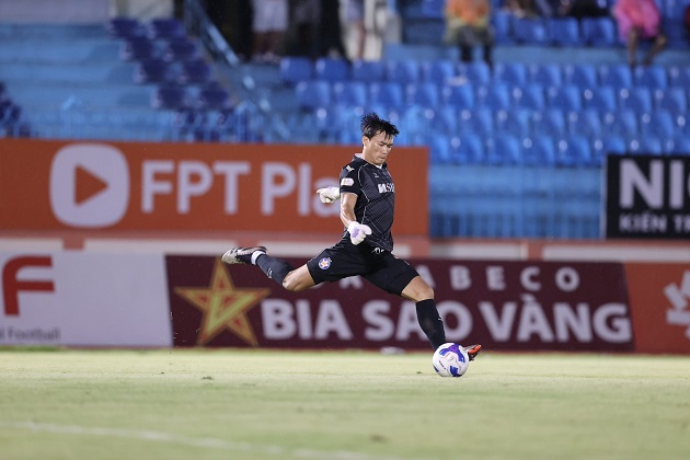 Bùi Tiến Dũng: “Có lẽ ba mẹ bắt tôi làm thủ môn, nhưng bản thân lại thích là tiền đạo”