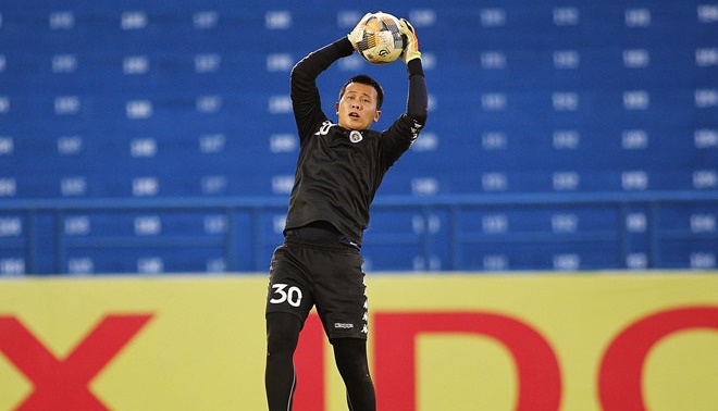 Bùi Tiến Dũng có thể bắt chính trên sân của CLB Bình Dương