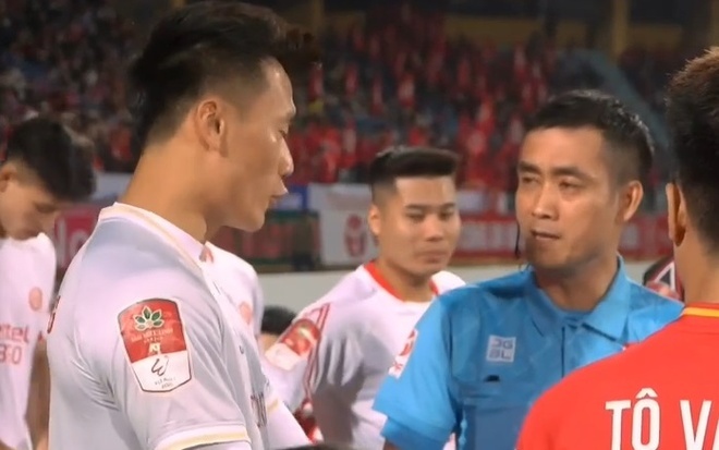 Bùi Tiến Dũng gặp sự cố, phải đổi áo