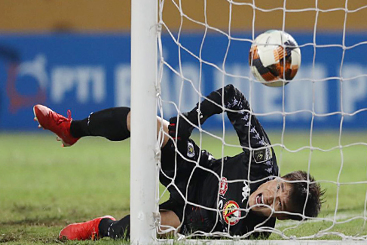 Bùi Tiến Dũng ra mắt CLB Hà Nội: “Tử huyệt đá phạt” vẫn còn ám ảnh