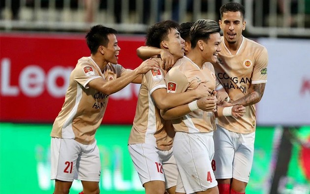 CAHN chia tay hàng loạt cầu thủ; Vụ HLV Hoàng Anh Tuấn về Bình Dương đổ bể