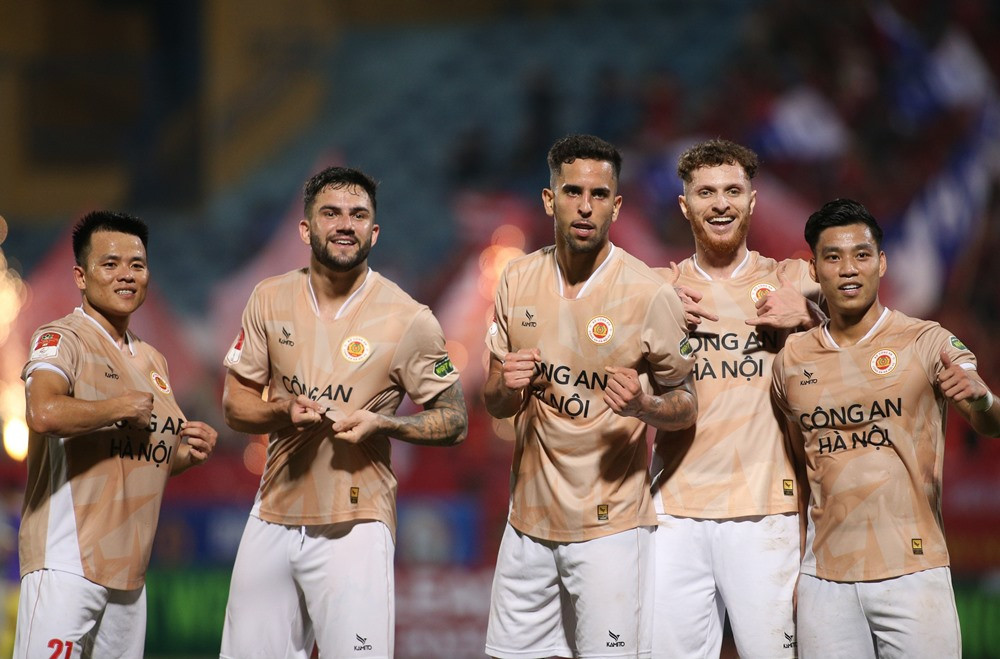 CAHN chiến thắng, HLV thừa nhận: “Tôi nghỉ đã lâu, chất xám cũng giảm”