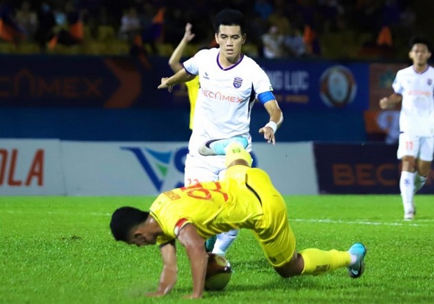 CAHN gây thất vọng tột độ; Trò cưng HLV Troussier giúp Bình Dương bay cao