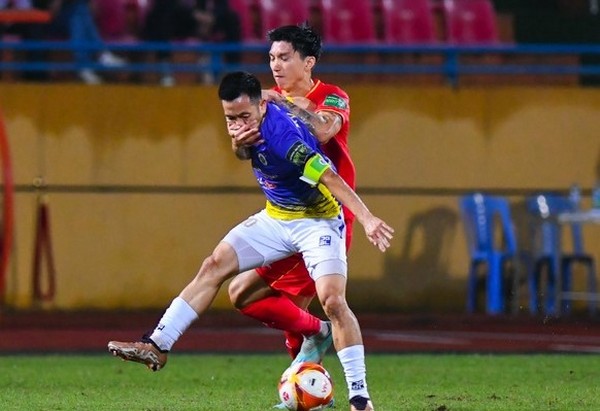 CAHN nhận tin sét đánh; Văn Quyết nói về pha to tiếng với Văn Hậu