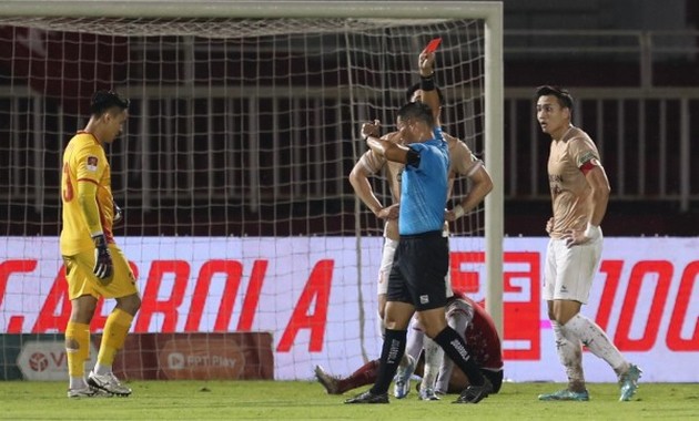 CAHN phơi áo trong thế thiếu người; Hà Nội lội ngược dòng với cú đúp của Văn Quyết