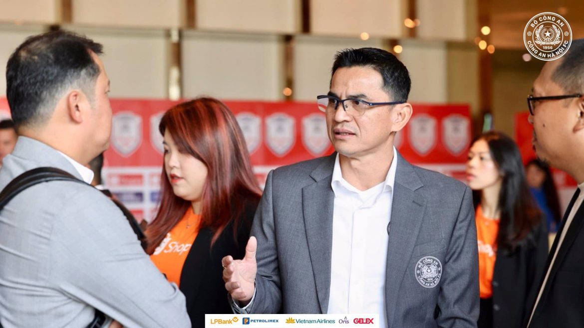 CAHN sa sút, HLV Kiatisuk đòi xây dựng 2 đội hình