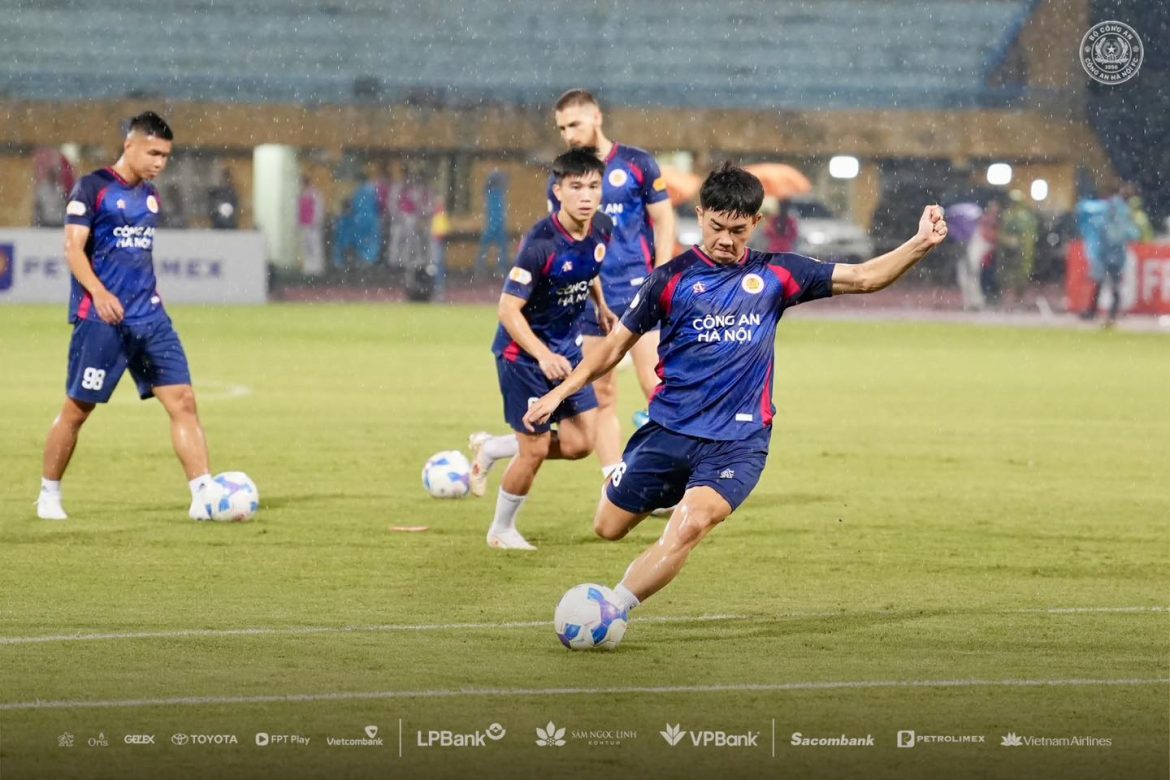 CAHN thua đau, HLV Polking phá vỡ im lặng về Đình Bắc