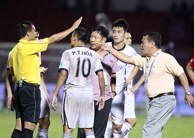 Cận cảnh cả đội SHB Đà Nẵng lao vào sân “bao vây” trọng tài