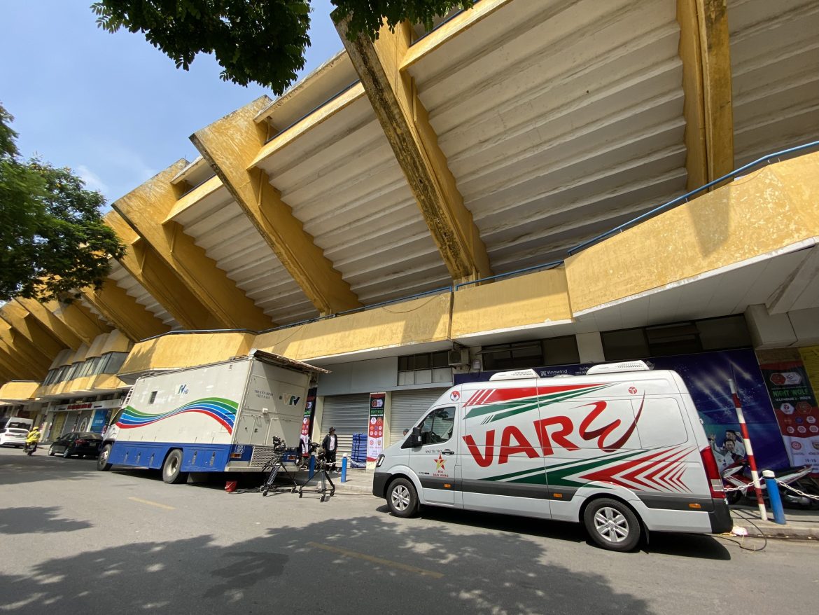 Cận cảnh tình huống check VAR đầu tiên ở V-League