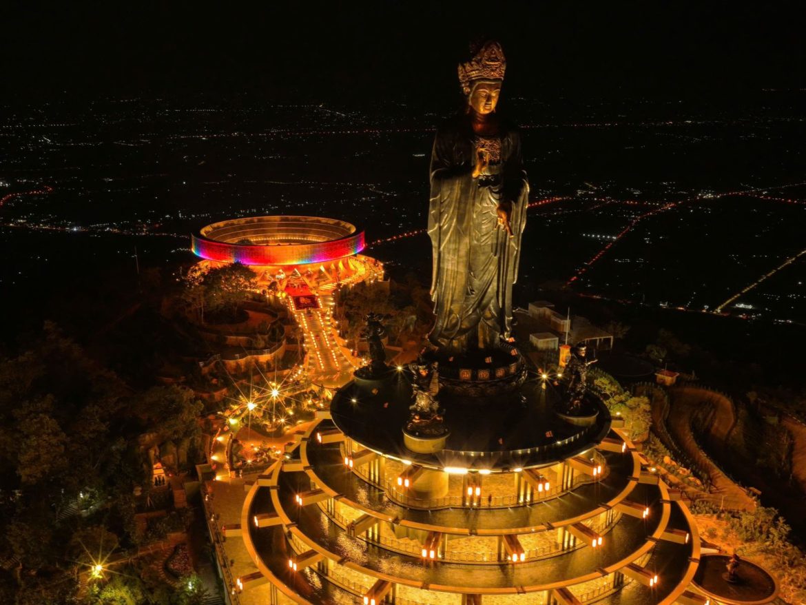 Cận cảnh tôn tượng ‘Đức Phật đến từ quá khứ’ mới an vị tại núi Bà Đen, Tây Ninh