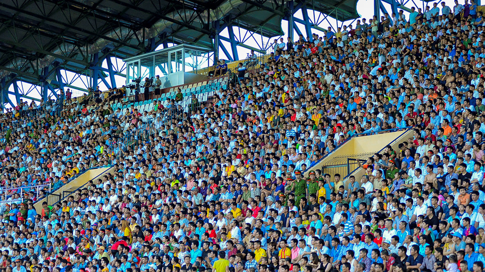 Cảnh sát hộ tống CLB Hà Nội rời sân Thiên Trường