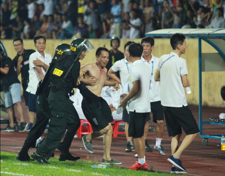 Cảnh sát vào sân bắt ‘hooligan’ ở trận Nam Định hòa Thanh Hóa