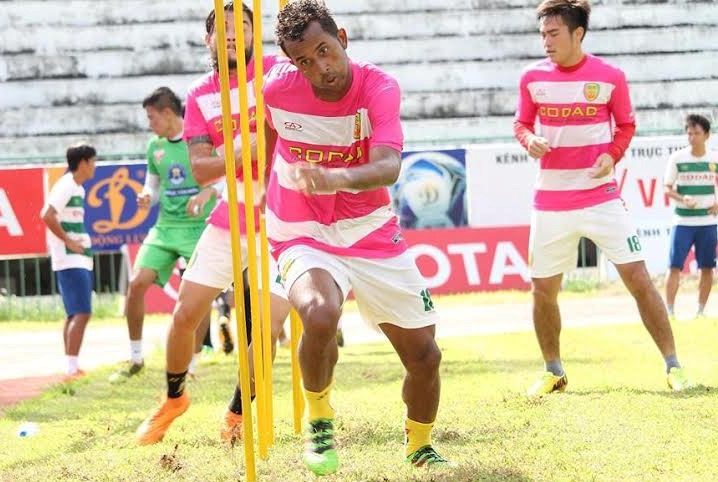 Cầu thủ Đồng Tháp tươi cười tập luyện mặc nghi vấn tiêu cực